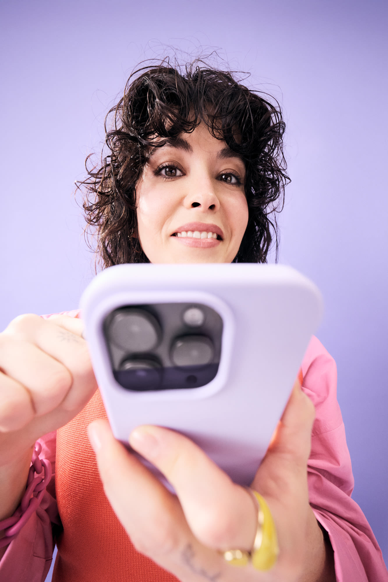 Junge Frau mit Smartphone in der Hand – mit dem Start-Depot ins Investment starten.