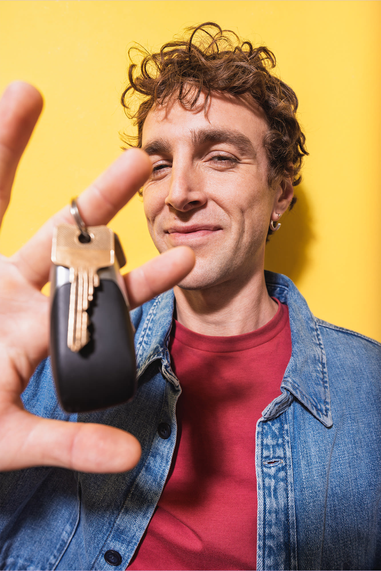 Mann hält Autoschlüssel in die Kamera – persönliches Leasing bei der BKS Bank mit flexibler Abwicklung. Mann hält Autoschlüssel in die Kamera – persönliches Leasing bei der BKS Bank mit flexibler Abwicklung.