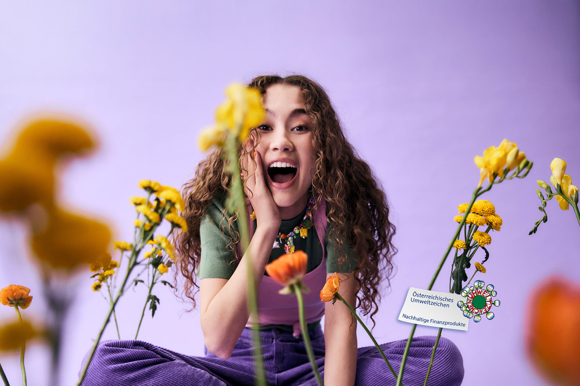 Mädchen begeistert zwischen Blumen – Mein Geld Konto Nachhaltig Plus: klimafreundlich & bewusst. Mädchen begeistert zwischen Blumen – Mein Geld Konto Nachhaltig Plus: klimafreundlich & bewusst.